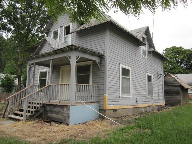 1725 SE Mill St, Roseburg, OR 97470 - view of front facade with covered porch and crawl space