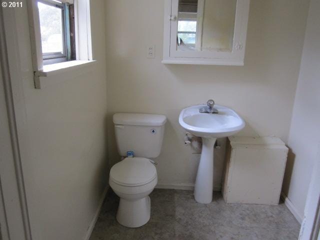 1725 SE Mill St, Roseburg, OR 97470 - half bath featuring toilet and baseboards