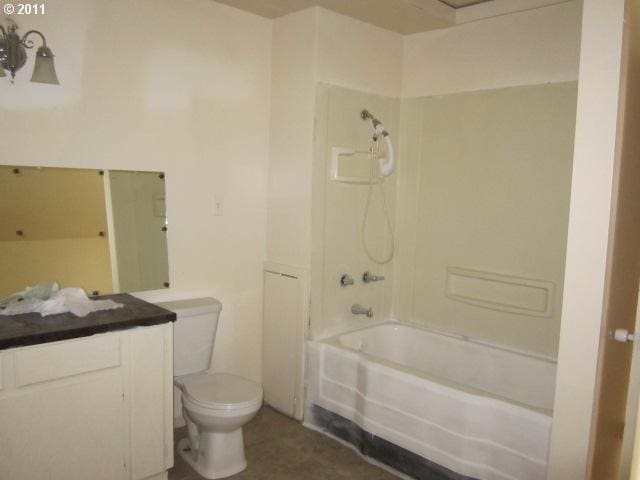 1725 SE Mill St, Roseburg, OR 97470 - bathroom featuring toilet, vanity, and shower / bath combination
