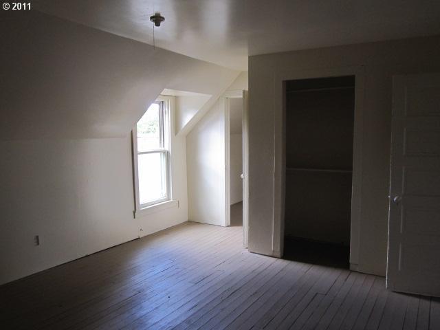 1725 SE Mill St, Roseburg, OR 97470 - bonus room with vaulted ceiling and wood-type flooring