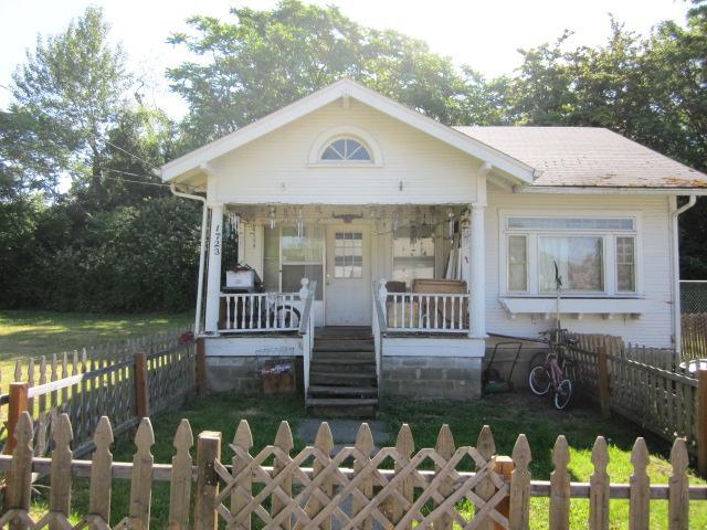 1725 SE Mill St, Roseburg, OR 97470 - bungalow-style home with a porch and fence private yard