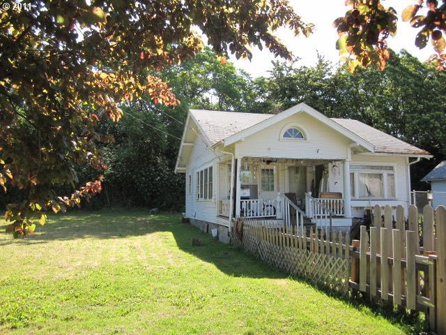 1725 SE Mill St, Roseburg, OR 97470 - bungalow featuring covered porch, a fenced front yard, and a front yard