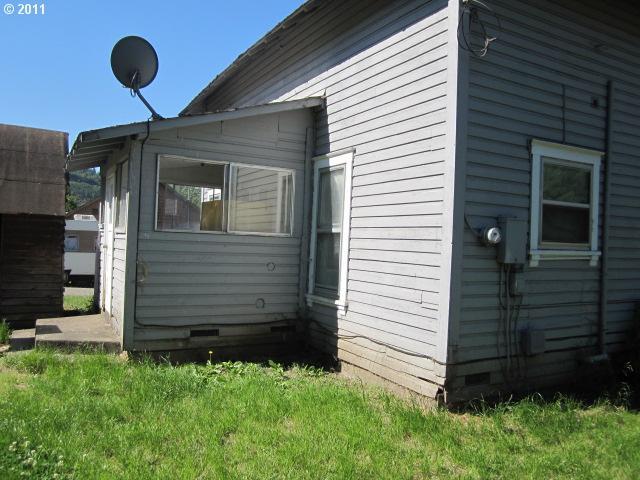 1725 SE Mill St, Roseburg, OR 97470 - view of property exterior with crawl space