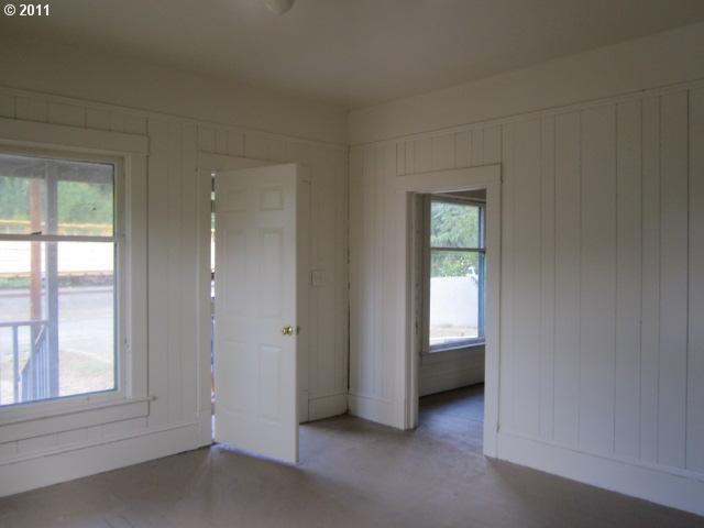 1725 SE Mill St, Roseburg, OR 97470 - spare room with a healthy amount of sunlight