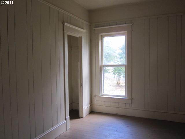 1725 SE Mill St, Roseburg, OR 97470 - unfurnished bedroom with light wood-style floors