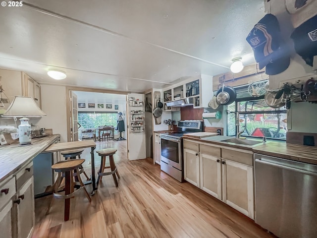 34360 NE Colorado Lake Dr Unit 996, Corvallis, OR 97333 - kitchen with stainless steel appliances, light wood finished floors, a sink, and under cabinet range hood