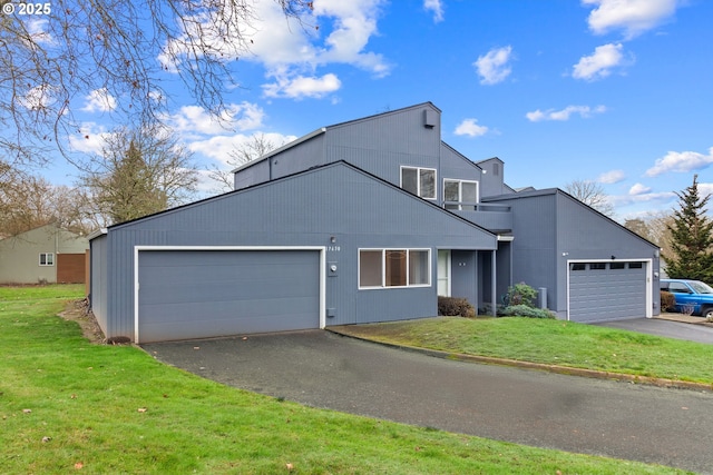 view of front facade featuring a front lawn and a garage