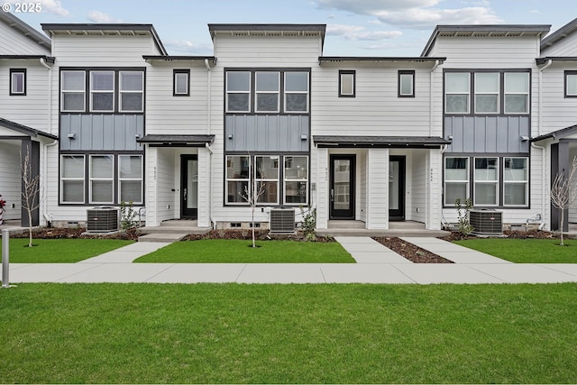 view of front of home featuring central AC and a front yard