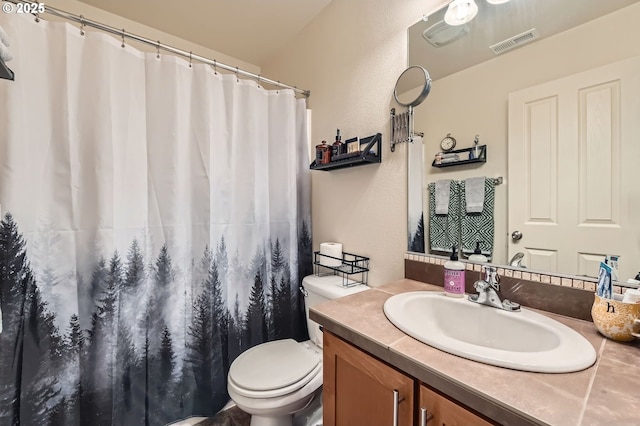 full bathroom featuring toilet, a shower with curtain, vanity, visible vents, and a textured wall