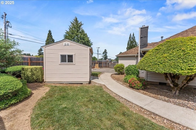 view of yard featuring an outbuilding
