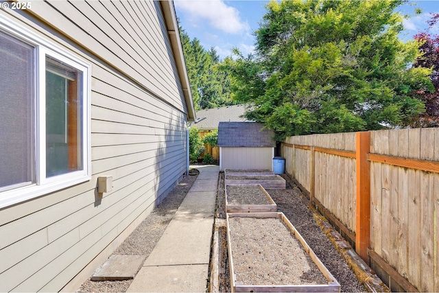 7236 Woodcrest Ct, Keizer, OR 97303 - fenced backyard with a vegetable garden