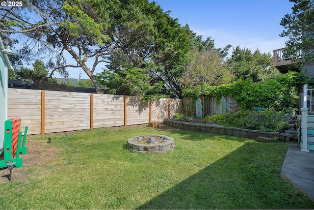 view of yard featuring a fire pit