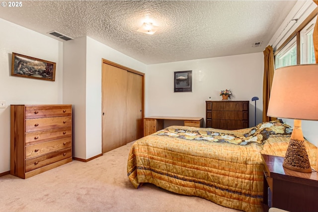 14385 SW Hargis Rd, Beaverton, OR 97008 - bedroom featuring carpet floors, a textured ceiling, and a closet