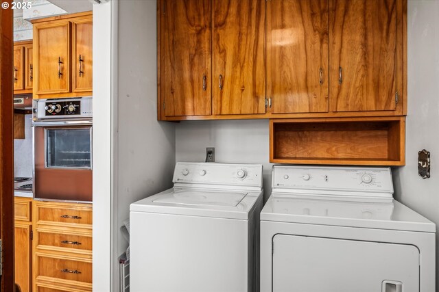 82091 Lost Valley Ln, Dexter, OR 97431 - laundry room featuring washing machine and clothes dryer and cabinet space