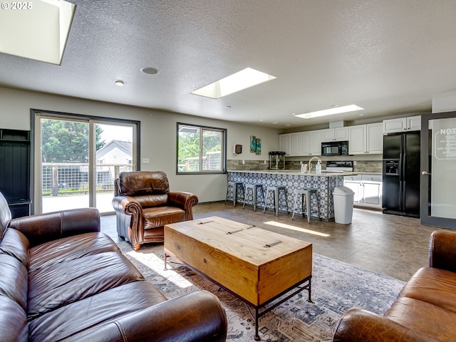 1091 56th St, Washougal, WA 98671 - living area with a skylight and a textured ceiling