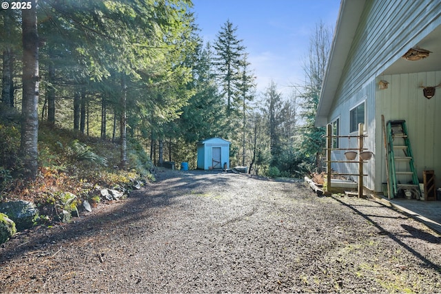 view of yard with a shed