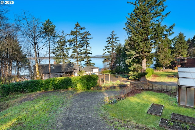 view of yard featuring a water view