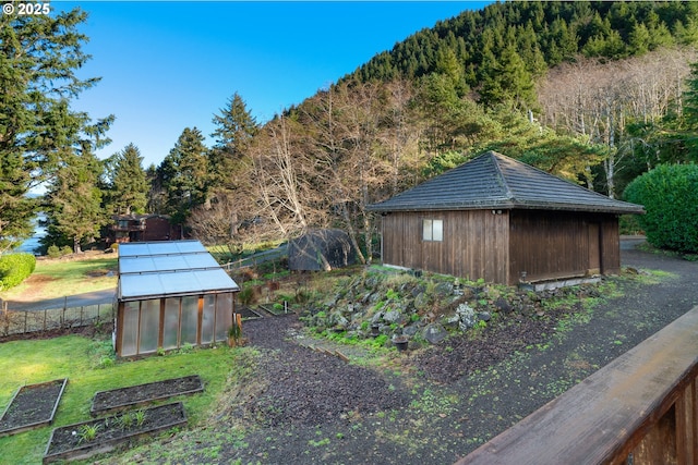 view of yard with an outbuilding