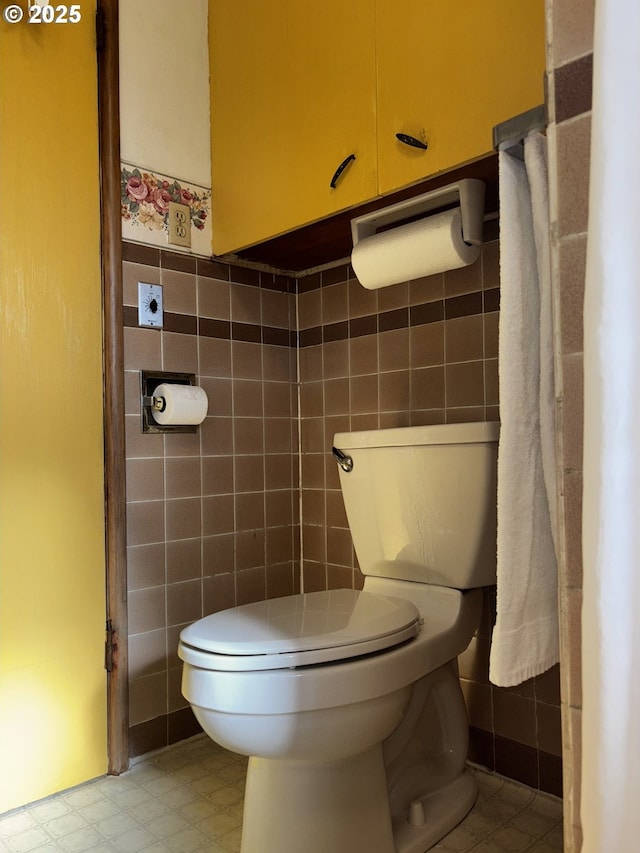47858 W 1st St, Oakridge, OR 97463 - bathroom featuring tile walls and tile patterned floors