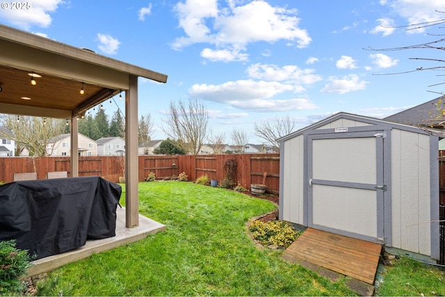 view of yard featuring a shed