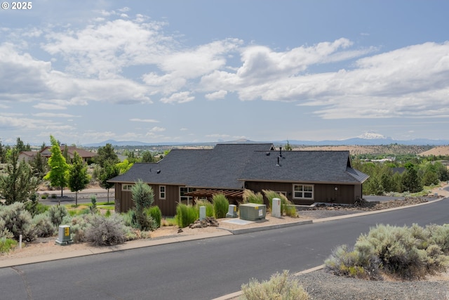 1202 SE Yarrow Ave, Madras, OR 97741 - view of front of property featuring a mountain view and a shingled roof