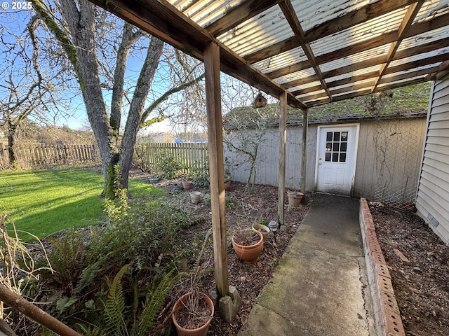 view of yard featuring a pergola