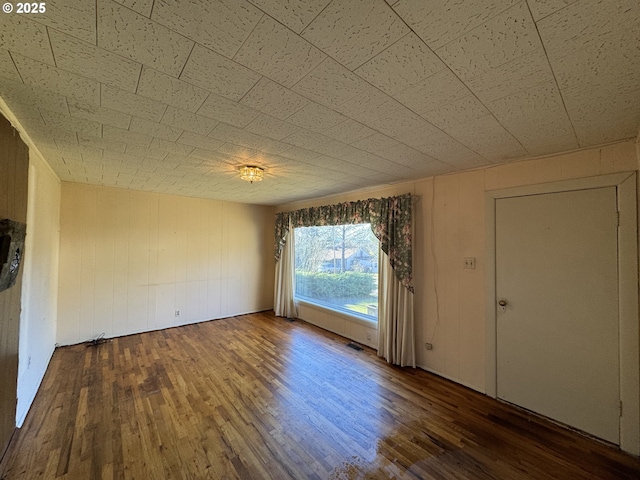 spare room with dark hardwood / wood-style floors