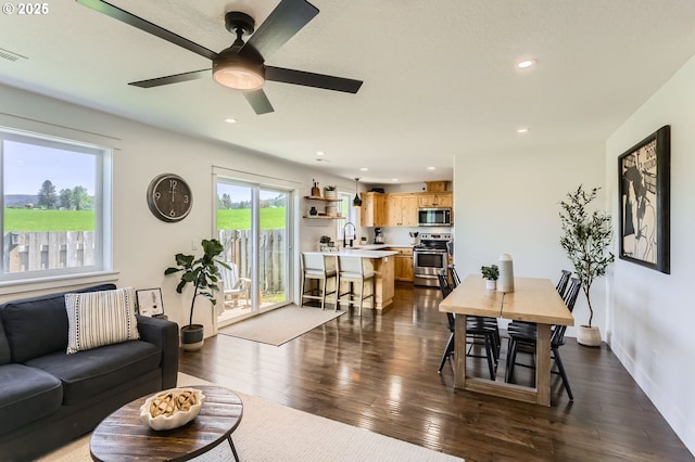 1028 E 16th St, Lafayette, OR 97127 - living area featuring dark wood-style floors, ceiling fan, recessed lighting, and baseboards