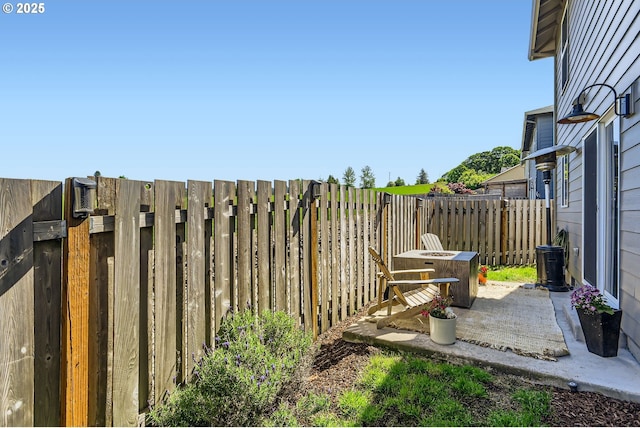 1028 E 16th St, Lafayette, OR 97127 - fenced backyard with a patio area