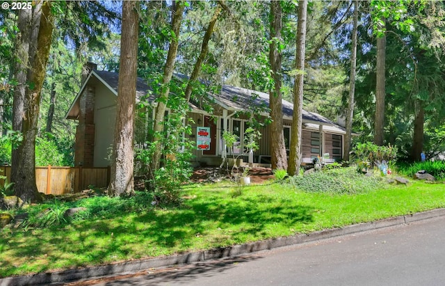 view of front of property featuring a front yard