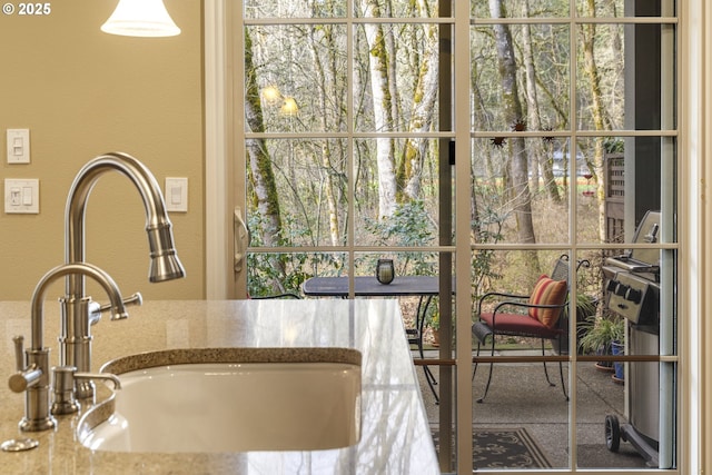 interior details featuring a textured wall and a sink