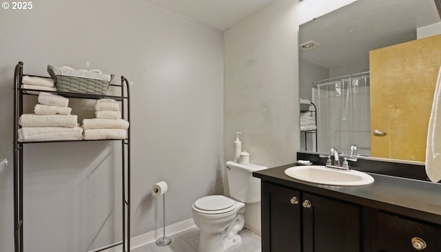 bathroom featuring a shower with curtain, baseboards, vanity, and toilet