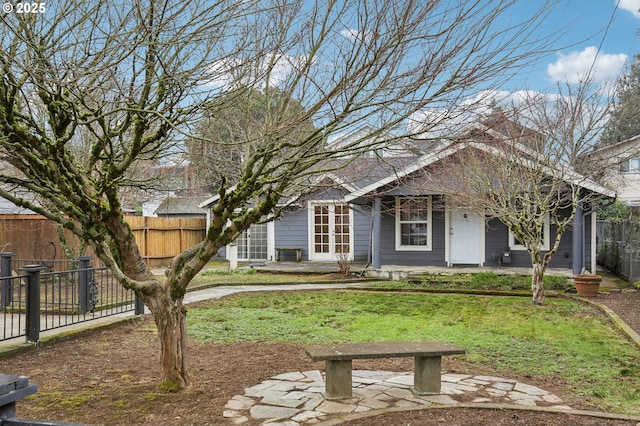 view of front of property featuring a front yard