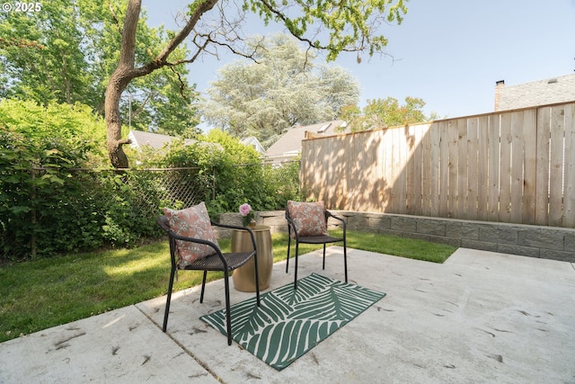 4633 SE 35th Ave Unit B, Portland, OR 97202 - fenced backyard featuring a patio area
