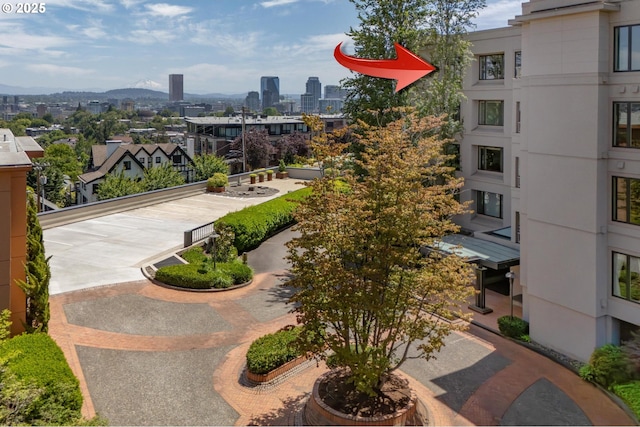 766 NW Westover Sq, Portland, OR 97210 - view of home's community with a city view