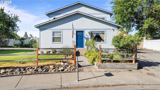 468 E Sunset Dr, Hermiston, OR 97838 - view of front facade with a fenced front yard