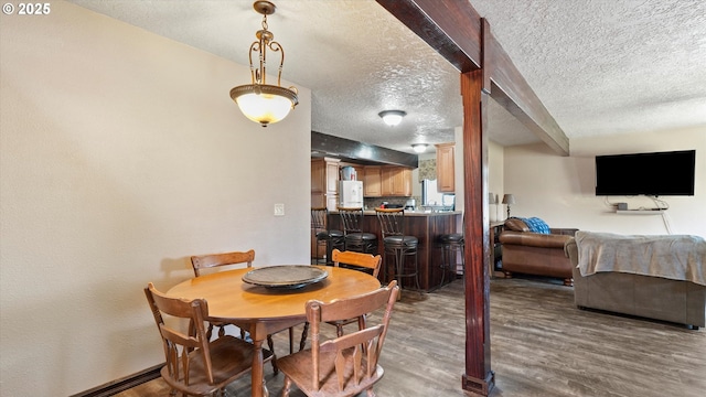 468 E Sunset Dr, Hermiston, OR 97838 - dining room with wood finished floors and a textured ceiling