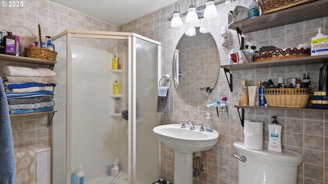 468 E Sunset Dr, Hermiston, OR 97838 - full bathroom featuring tile walls and a stall shower
