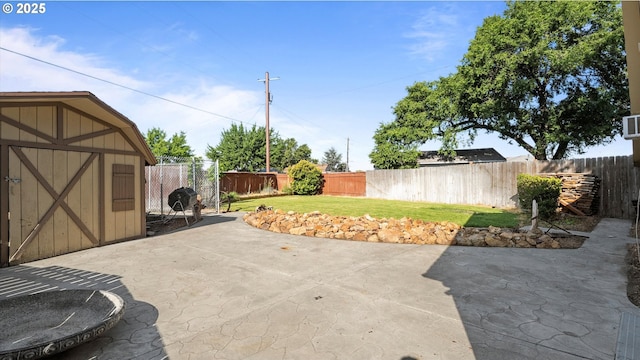 468 E Sunset Dr, Hermiston, OR 97838 - fenced backyard featuring a storage shed and a patio