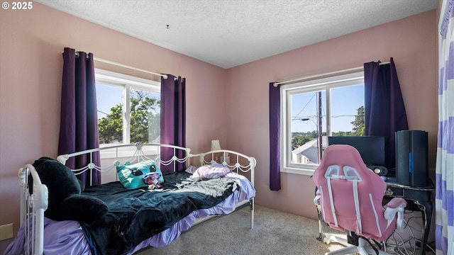 468 E Sunset Dr, Hermiston, OR 97838 - bedroom featuring carpet floors and a textured ceiling