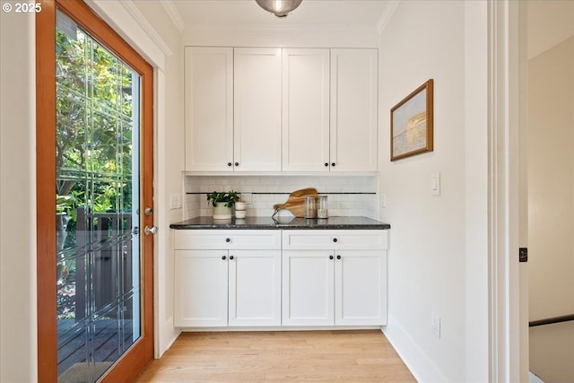 1520 SE 54th Ave, Portland, OR 97215 - bar with tasteful backsplash, light wood-style floors, ornamental molding, and baseboards
