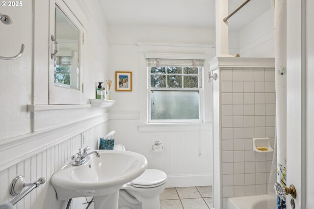 1917 NE Fremont St, Portland, OR 97212 - full bathroom with toilet, a wainscoted wall, a decorative wall, tub / shower combination, and a sink