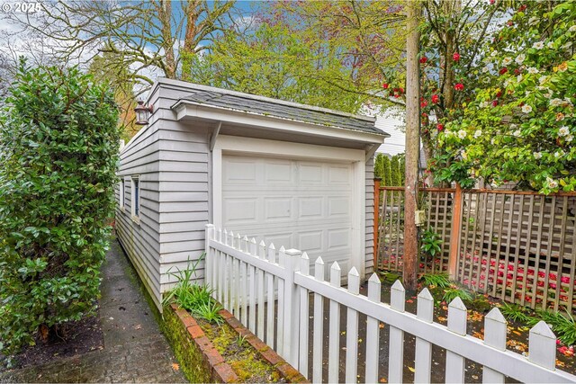 1917 NE Fremont St, Portland, OR 97212 - garage with fence