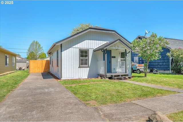 3114 Delaware St, Longview, WA 98632 - bungalow with fence and a front lawn