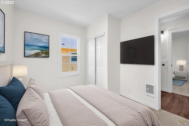 3114 Delaware St, Longview, WA 98632 - bedroom featuring baseboards, visible vents, carpet, and a closet