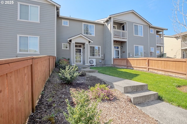 7110 NE 155th Pl, Vancouver, WA 98682 - view of front of home featuring fence and a front yard