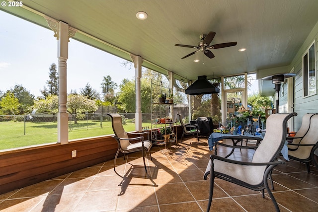 sunroom with ceiling fan