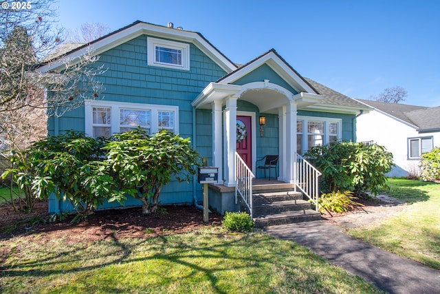 view of front facade with a front lawn