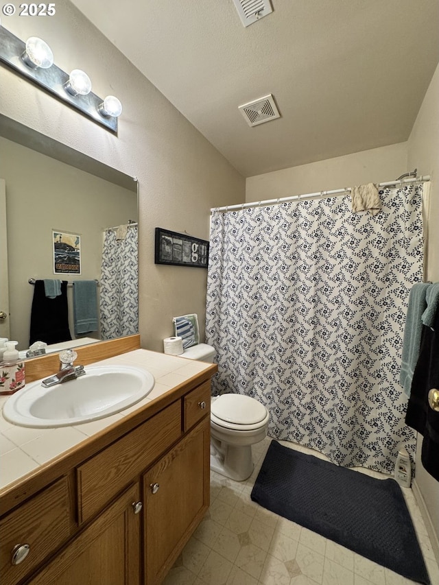 full bath featuring vanity, toilet, and a shower with curtain