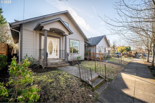 bungalow featuring fence